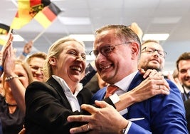 Los líderes de la AFD, Alice Weidel, y Tino Chrupalla celebran los resultados electorales en Berlín.