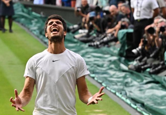 Carlos Alcaraz celebrando su primer Wimbledon