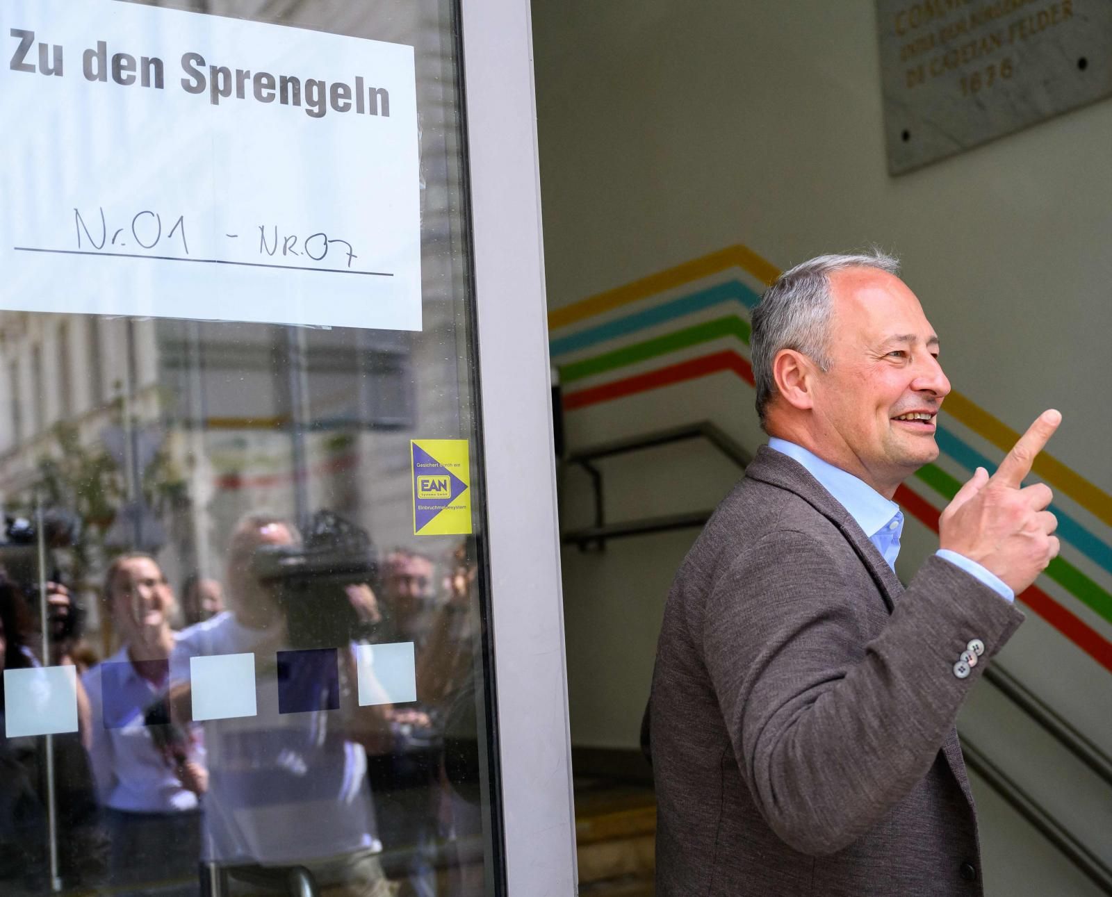 Andreas Schieder, miembro del Parlamento Europeo y principal candidato del Partido Socialdemócrata Austriaco (SPOe), habla con los periodistas delante de un colegio electoral en Viena.