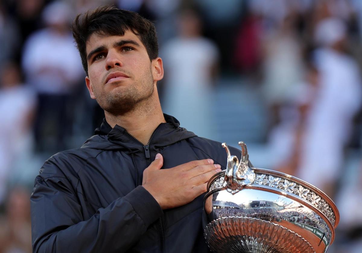 Carlos Alcaraz, con la Copa de los Mosqueteros conquistada en París.