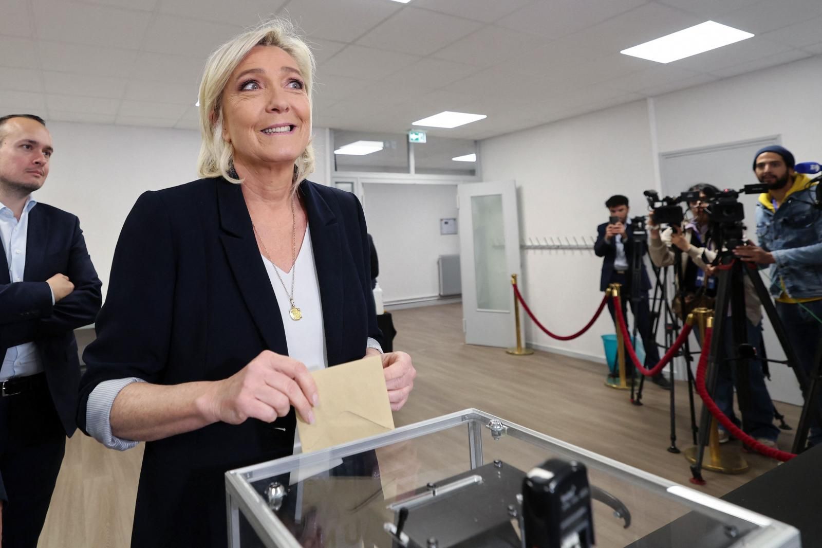 La ultraderechista Marine Le Pen, cuyo partido, Rassemblement National, parte como favorito en los sondeos, ha sido madrugadora y ha votado a las 9:00 horas en Hénin-Beaumont, al norte de Francia. 