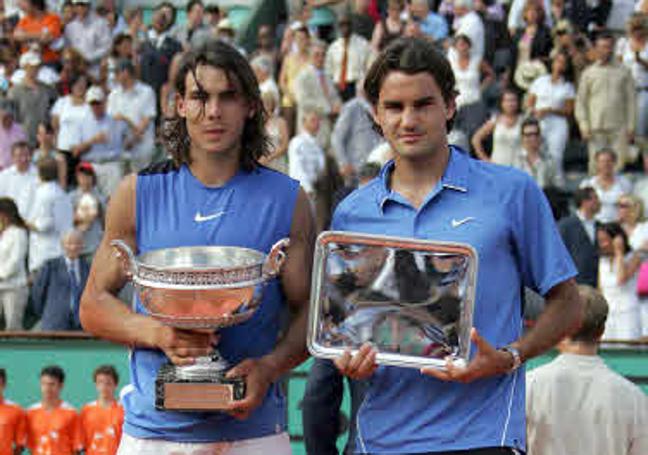 Rafa Nadal con el trofeo de campeón y Roger Feder con el de subcampeón en Roland Garros 2006