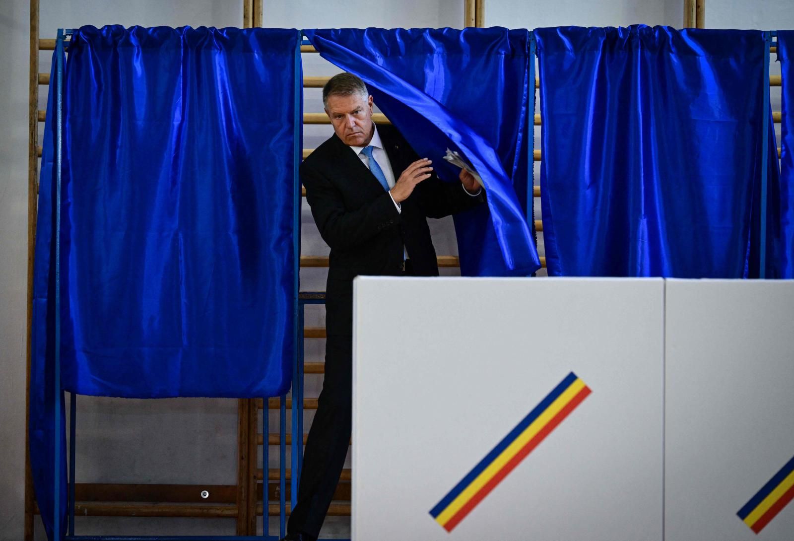 El presidente rumano, Klaus Lohannis, sale de la cabina de votación en un colegio electoral en Bucarest en una jornada en la que los ciudadanos de Rumanía también votan en las elecciones locales. 