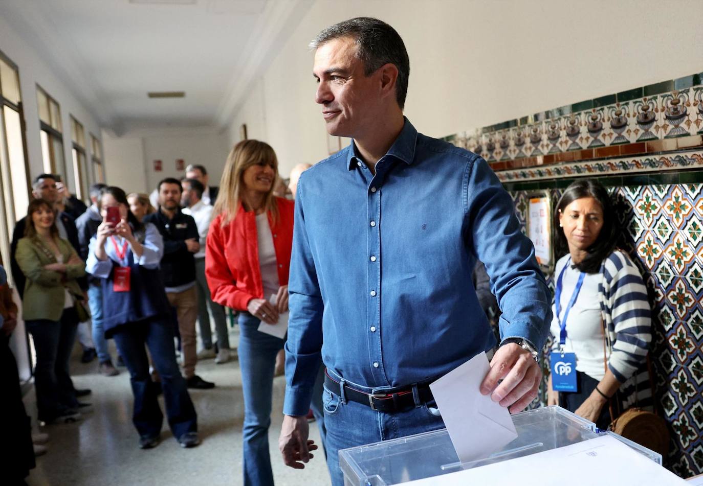 El secretario general del PSOE y presidente del Gobierno de España, Pedro Sánchez, ejerce su derecho a voto en el colegio de Nuestra Señora del Buen Consejo, en Madrid, junto a su mujer, Begoña Gómez.