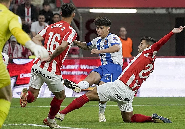 El Espanyol golpea al Sporting en El Molinón a última hora