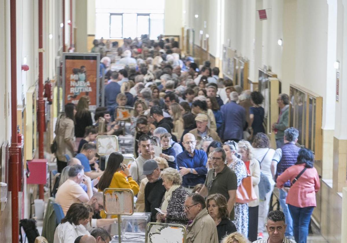 Varios votantes ejercen su derecho al voto para los comicios europeos