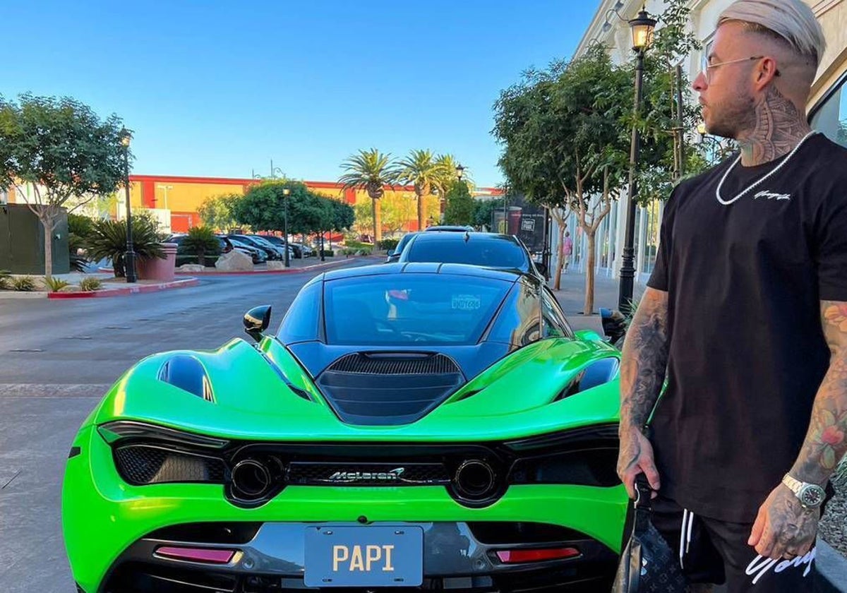 Llados junto a uno de los coches que asegura tener en propiedad