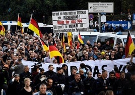 Decenas de personas participan en una manifestación de la extrema derecha en la ciudad alemana de Chemnitz tras la agresión a un hombre por parte de un solicitante de asilo.