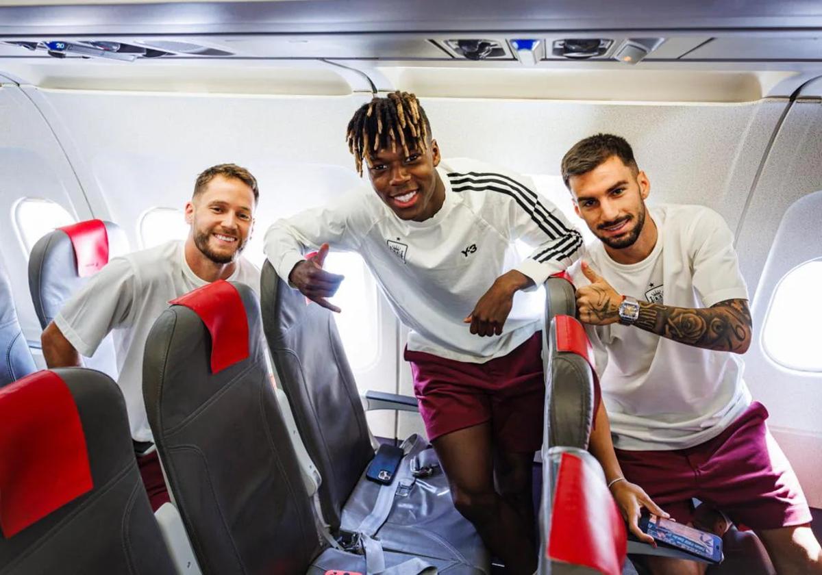 Remiro, Nico y Baena ayer en el avión que les llevó a Alemania, lugar donde se disputa la Eurocopa.