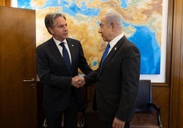 Blinken y Netanyahu se estrechan las manos durante su encuentro en Jerusalén.