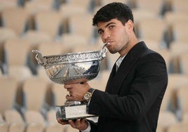 Carlos Alcaraz posa con el trofeo de Roland Garros.