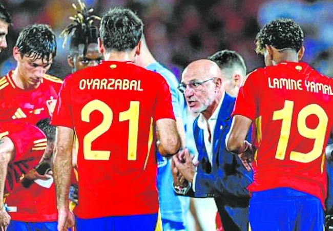 De la Fuente da instrucciones a sus jugadores en el partido del pasado sábado ante Irlanda.