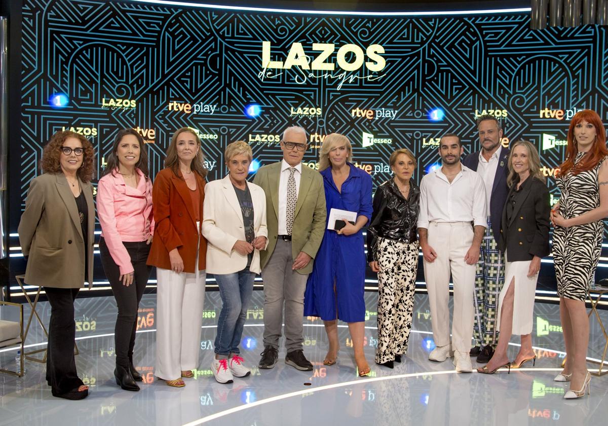 Jordi González, en el centro, junto a María Eizaguirre, directora de comunicación de RTVE, rodeados del equipo de 'Lazos de sangre'.