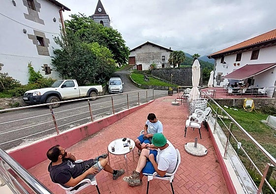Varias personas toman algo en la terraza del ostatu de Orexa.