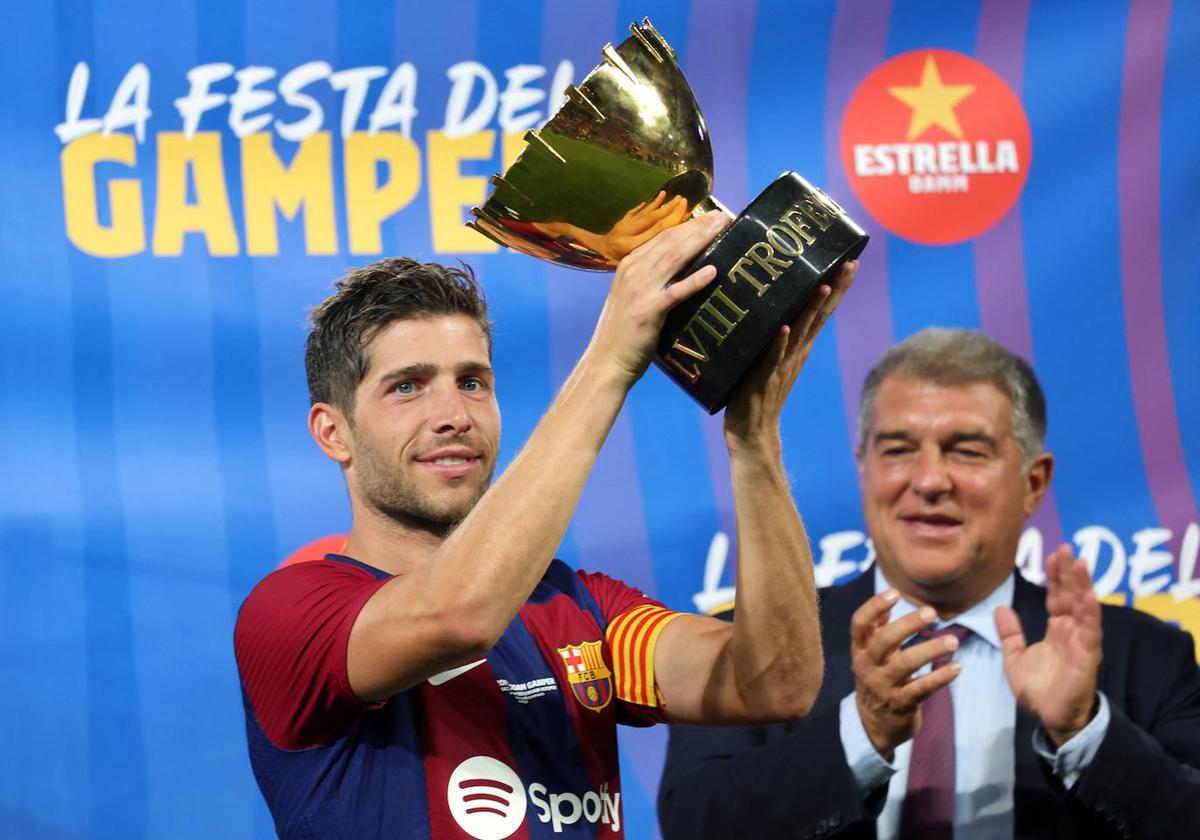 Sergi Roberto, levantando el último trofeo Joan Gamper en presencia de Joan Laporta.