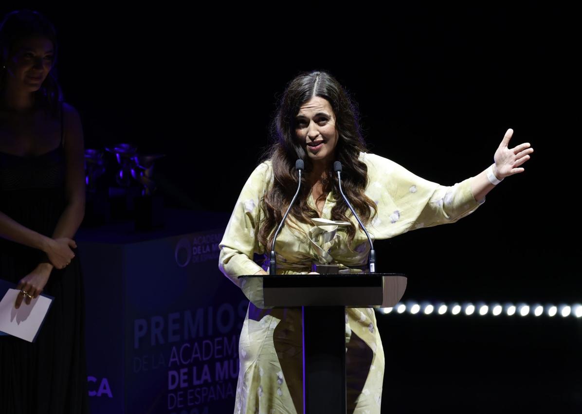 Imagen secundaria 1 - En la imagen superior, los componentes de La Plazuela; debajo, la joven cantante Silvia Pérez Cruz (ganadora de tres galardones) y la derecha el veterano músico Coque Malla, quien participó en la gala.