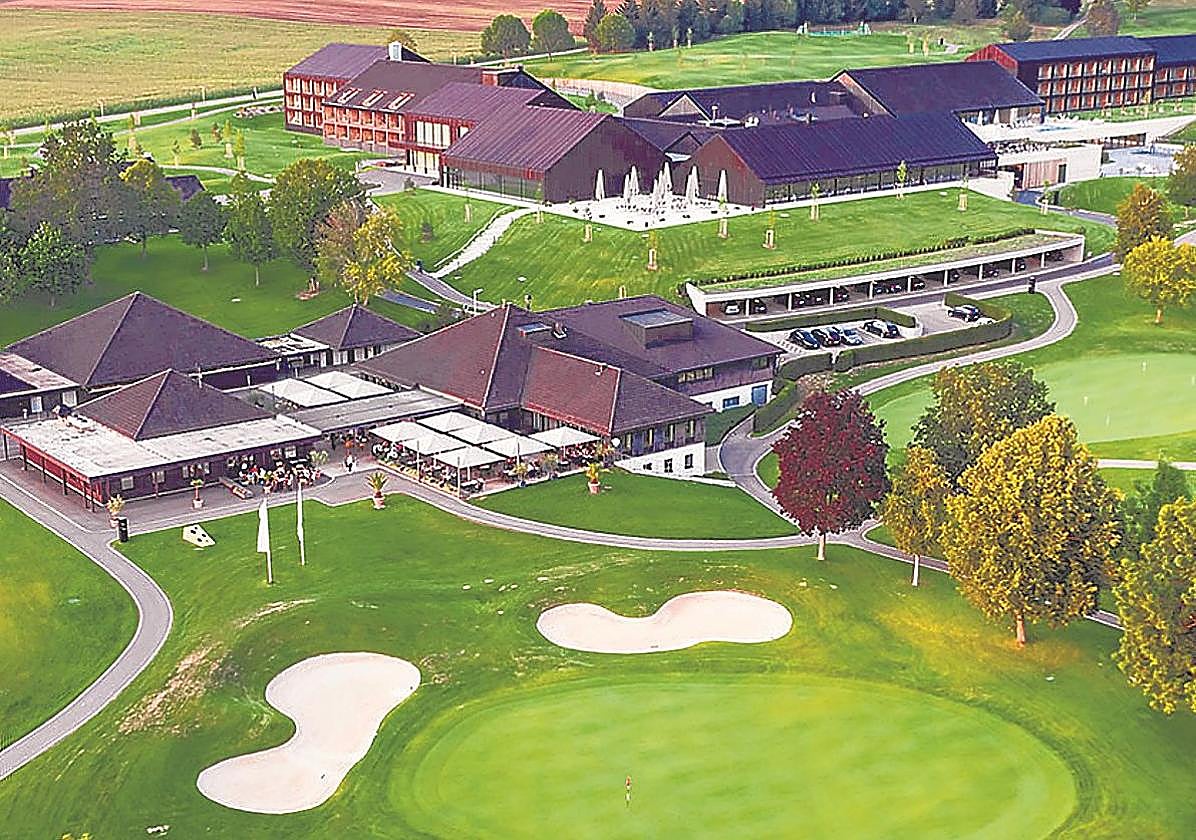 El resort tiene tres campos de golf con 45 hoyos en los alrededores.