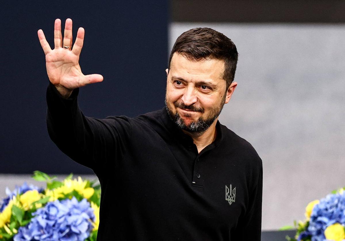 Volodímir Zelenski saluda a su llegada al Bundestag alemán.