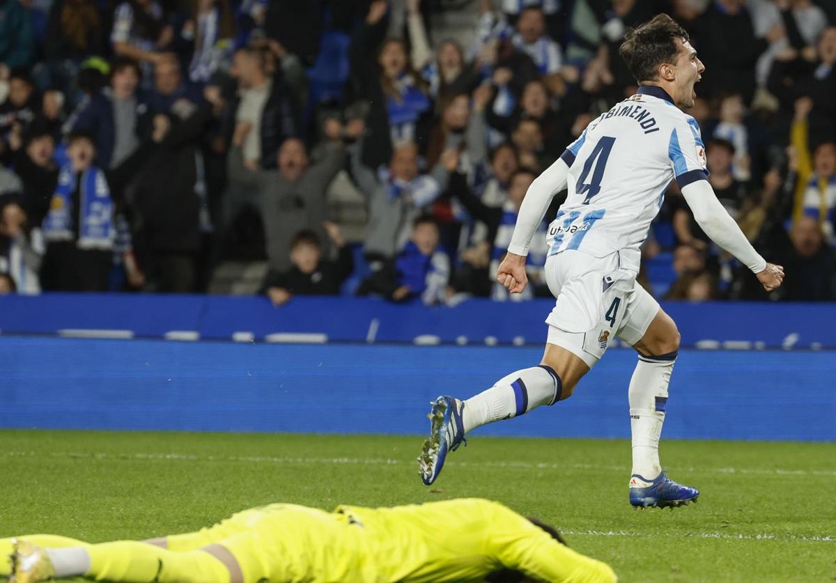 Martín Zubimendi celebra un gol con la Real Sociedad.