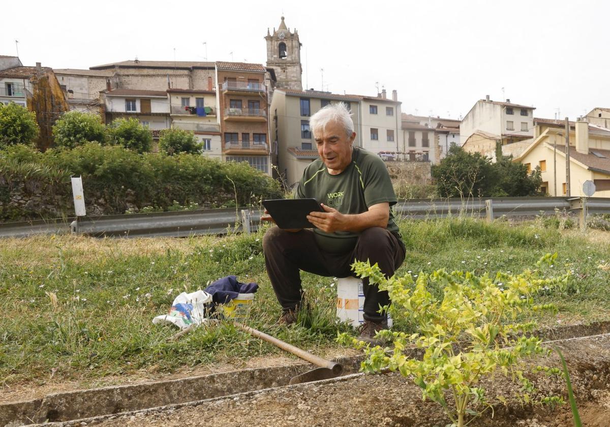 Un vecino de Santa Cruz de Campezo (Álava) conectado por 5G en su tablet.