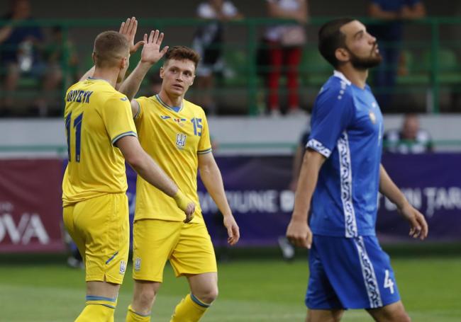 Artem Dovbyk y Viktor Tsygankov celebran un gol en un amistoso con Ucrania