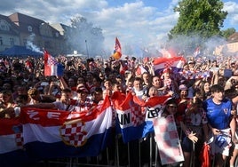 Recibimiento multitudinario de los croatas a su selección en Neuruppin (Alemania)