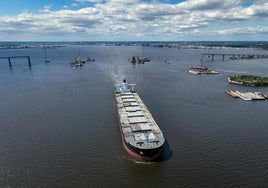 Un buque mercante atraviesa el canal en el tramo donde se ubicada el emblemático puente Francis Scott Key.