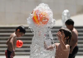 Niños juegan en un día de verano con temperaturas altas.