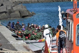 Salvamento acompañaba el 10 de junio a la isla de El Hierro a un cayuco con 145 personas a bordo