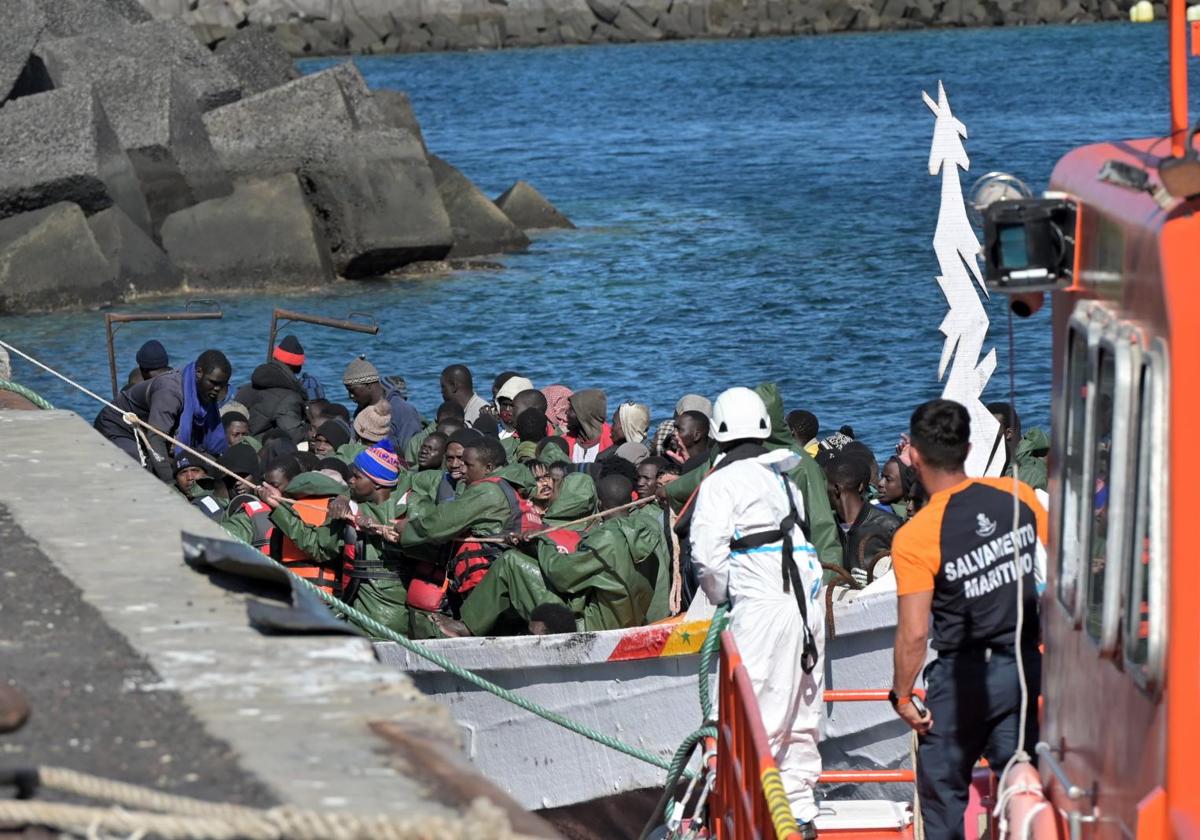 Salvamento acompañaba el 10 de junio a la isla de El Hierro a un cayuco con 145 personas a bordo