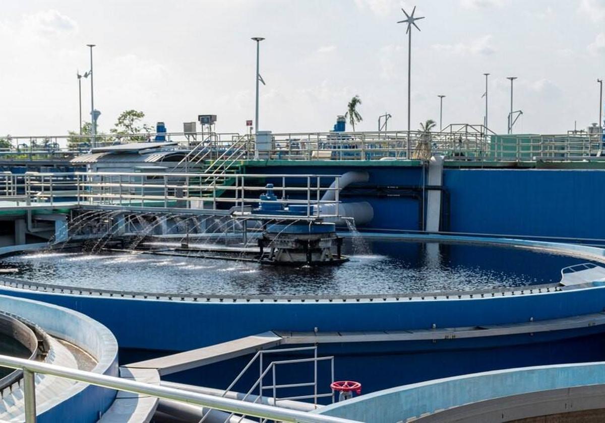 Foto de estanques para el tratamiento de aguas residuales en un polígono industrial.