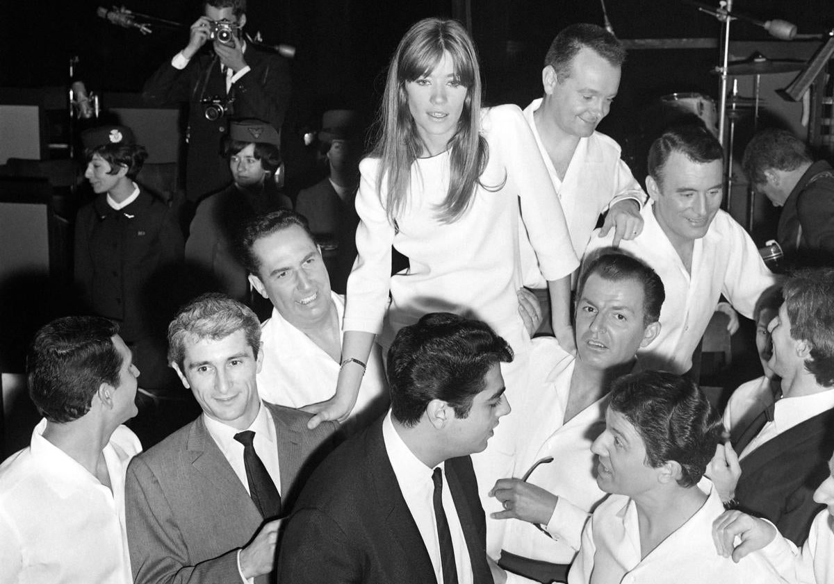 Imagen principal - En la imagen superior, Françoise Hardy junto a otros cantantes franceses en 1965 tras dar un concierto en París; debajo, antes de participar en un programa de la televisión en 1970 y, por último, junto a su hijo Thomas Dutronc en su casa de Córcega en 1991.