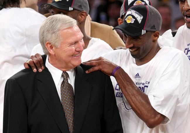 Jerry West, junto a Kobe Bryant en 2008.