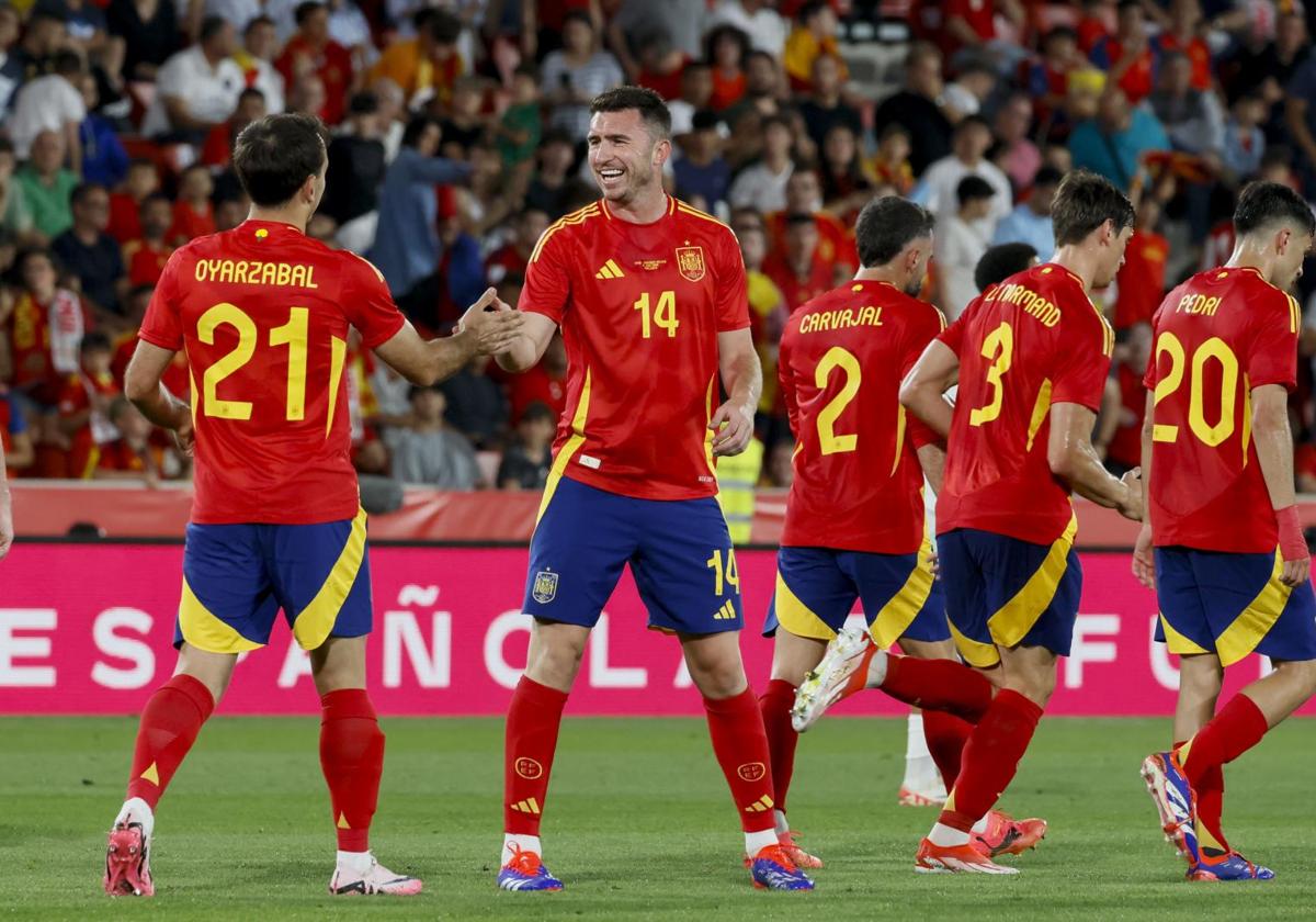 Oyarzabal celebra con Laporte el tanto que supuso el definitivo 5-1 en el España-Irlanda del Norte disputado el pasado sábado.