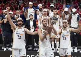 Los jugadores del Real Madrid, con Rudy Fernández levantando el trofeo, celebran la Liga ACB.