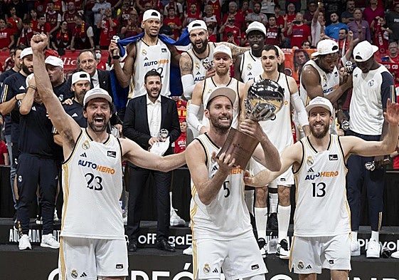 Los jugadores del Real Madrid, con Rudy Fernández levantando el trofeo, celebran la Liga ACB.