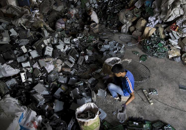 El reciclaje de aparatos electrónicos los hacen los niños en muchas regiones de China por sus manos pequeñas.