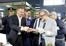 El Ministro de Agricultura, Francesco Lollobrigida, y el chef, Massimo Bottura, en lla inauguración del espacio 'Made in Italy' para el G7 en Bari.