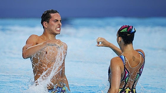 El abrigo protector de Dennis González ante la homofobia: «Tuve miedo, pero en el agua los problemas desaparecen»