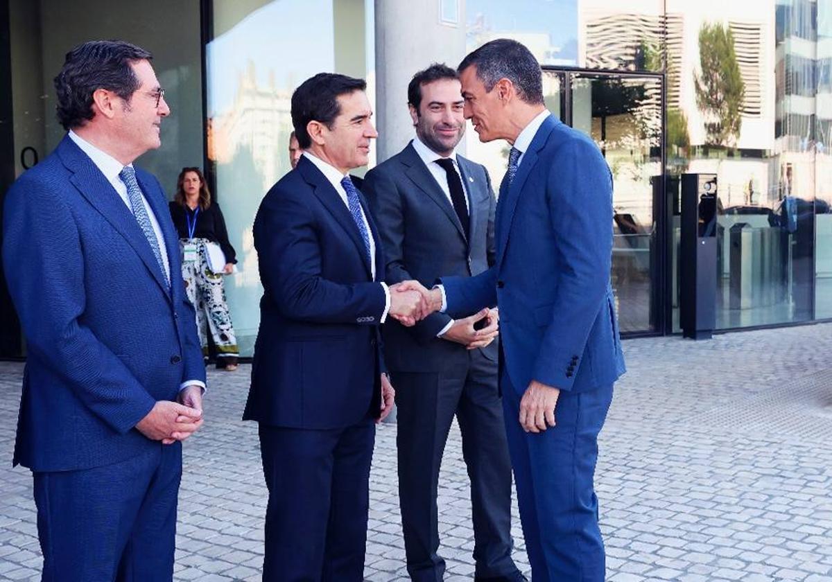 El presidente del Gobierno, Pedro Sánchez, saluda al presidente de BBVA, Carlos Torres, junto al ministro de Economía, Carlos Cuerpo y el presidente de la patronal, Antonio Garamendi.