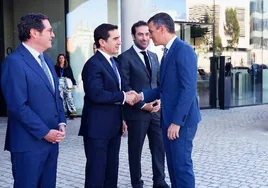 El presidente del Gobierno, Pedro Sánchez, saluda al presidente de BBVA, Carlos Torres, junto al ministro de Economía, Carlos Cuerpo y el presidente de la patronal, Antonio Garamendi..