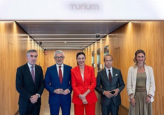 De izda. a derecha, Iñaki Arechabaleta, CEO de Vocento; Ángel Rivera, CEO de Santander España; Samary Fernández Feito, directora general área de Lujo, Estilo de Vida y Revistas; José Juan Pérez-Tabernero, director de Relaciones Institucionales de Santander España; e Isabel Puig, directora de Coordinación Institucional de Santander España.