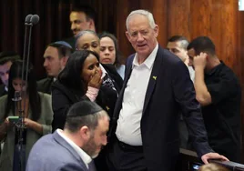 Gantz asiste a una votación plenaria de la Knesset.