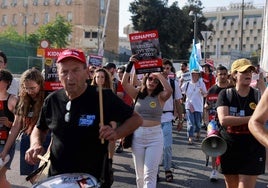 Familiares de los israelíes secuestrados se manifiestan pidiendo al Gobierno que detenga la guerra en Gaza.