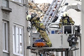 Trabajos de búsqueda de más víctimas entre los escombros del edificio.