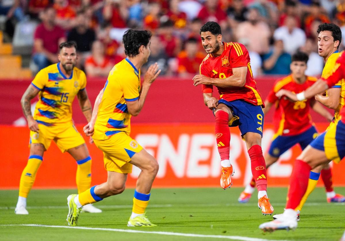 Ayoze Pérez, durante el amistoso de España contra Andorra en Badajoz.