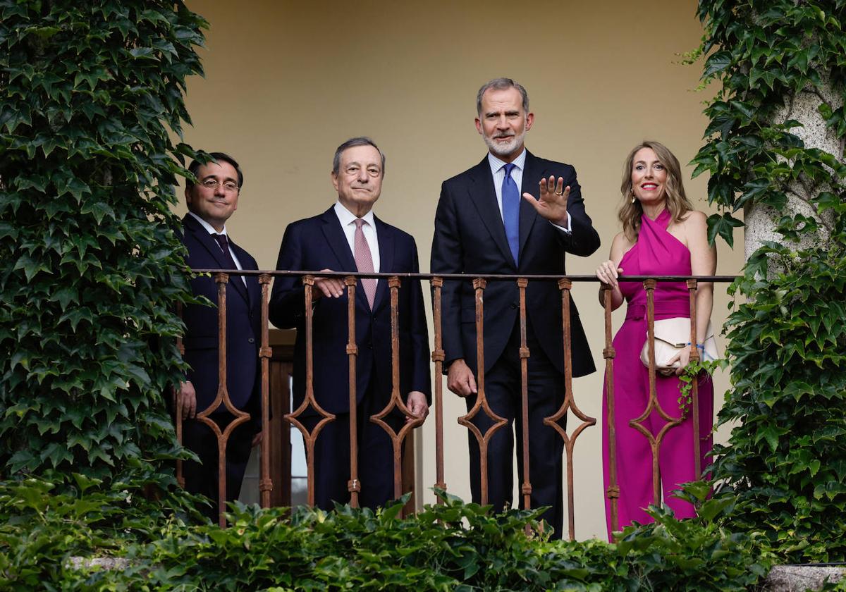 Draghi, junto a Felipe VI en el monasterio de Yuste antes de entregarle el Premio Carlos V.