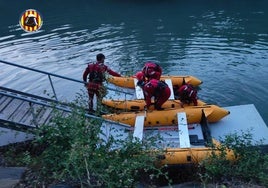 Bomberos peinan el río Júcar.