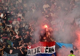 Vengalas y humo durante el partido.