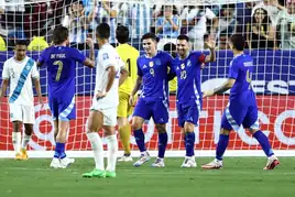 Leo Messi y Julián Álvarez celebran un gol junto a De Paul y Motiel.